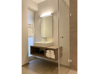 Bad inklusive Handtücher und Duschtücher