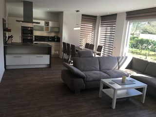 Wohn-/Esszimmer mit Blick Richtung offene Küche/Terrass