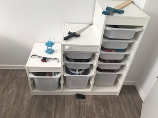 Spielzeug- und Bücherregal im Kinderzimmer