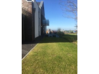 Seitlicher Blick von der Terrasse zum Meer