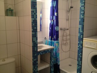Bad1 EG: Dusche, WC, Waschmaschine EG- rez-de-chaussée