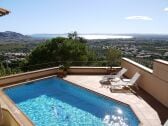 Poolterrasse mit Meerblick