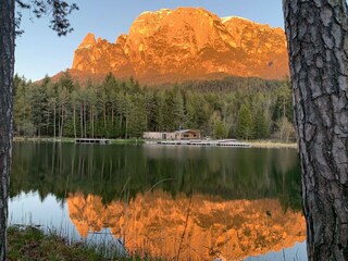 Völser Weiher mit Schlern im Abendlicht