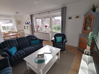 Wohnzimmer mit Zugang auf die Terrasse