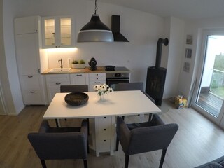 großer Esstisch mit Blick in den Garten