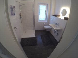 Bad mit Dusche und WC
