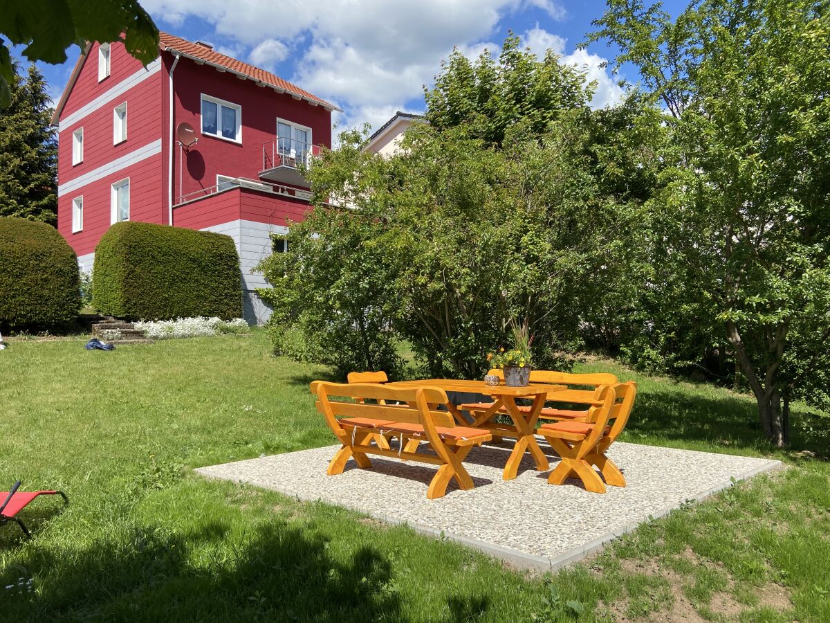 Garten mit Sitzbank