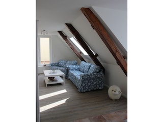 Wohnzimmer mit Zugang zur Dachterrasse