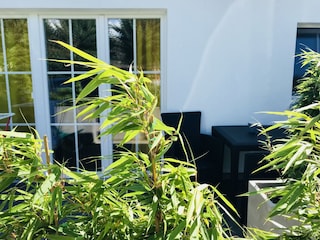 Terrasse mit neuen Gartenmöbeln/ Loungesesseln