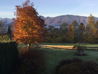 Panoramablick auf das Wettersteingebirge im Herbst
