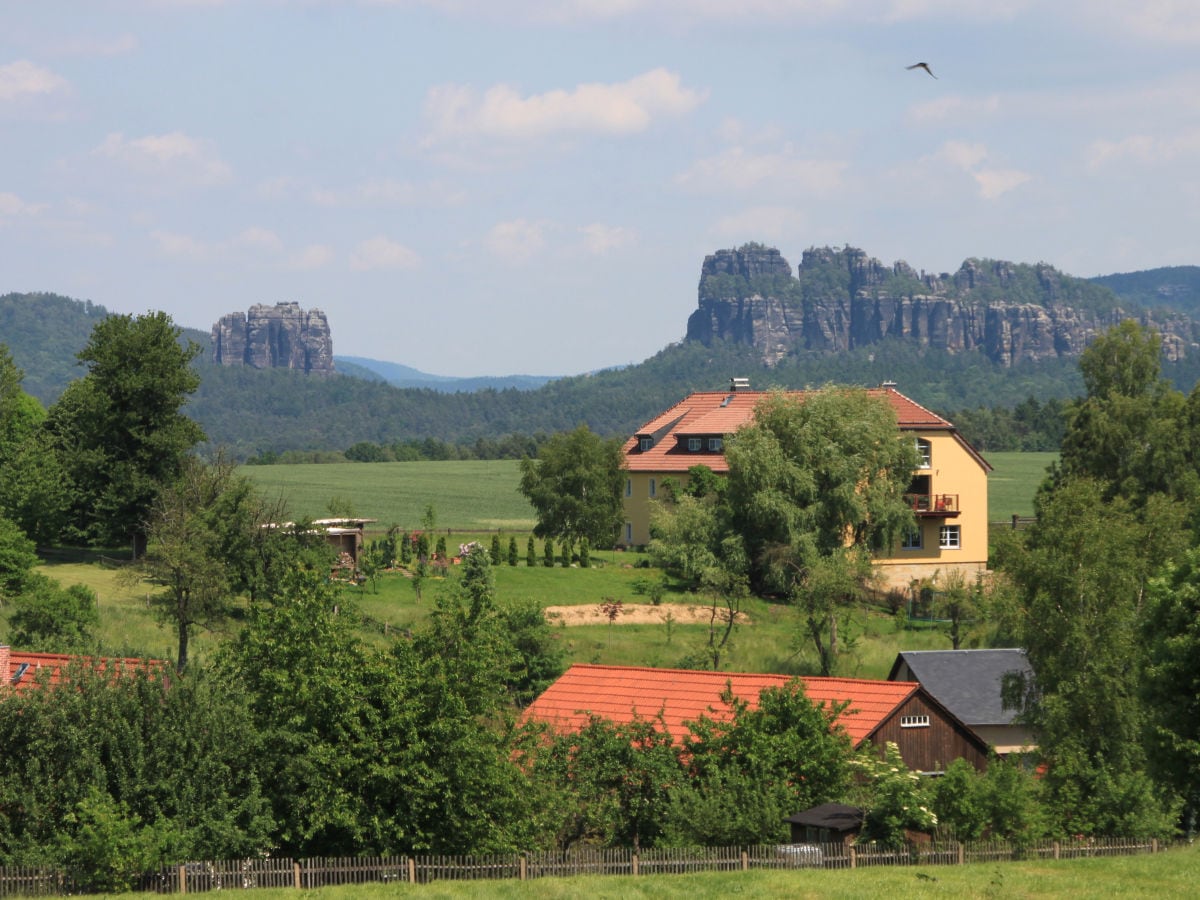 Unser idyllisch gelegenes Haus mit Blick auf die Felsen