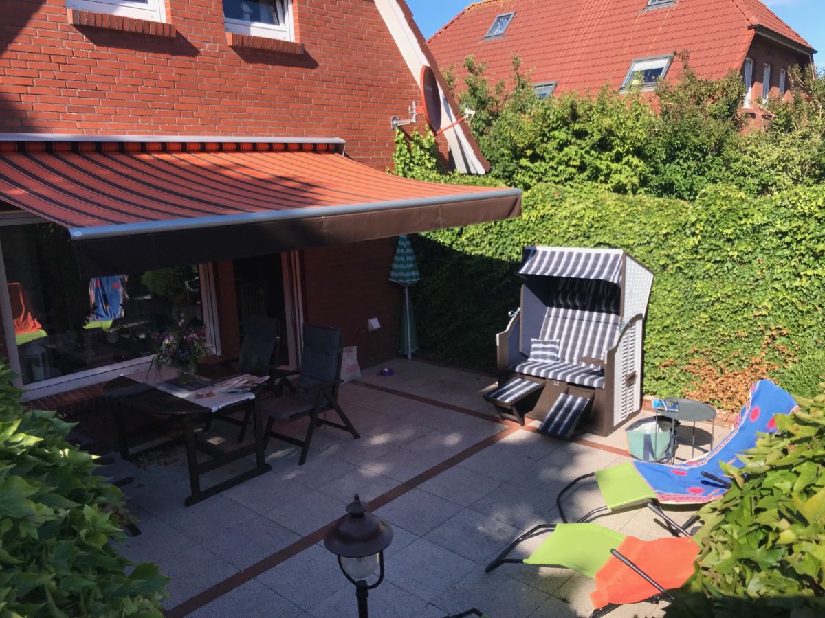 Terrasse mit Strandkorb und Liegen