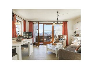 Wohnbereich mit Balkon und Bergblick