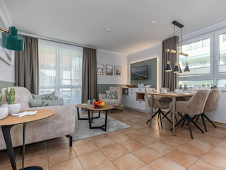 Wohnbereich mit Sofa und Essbereich