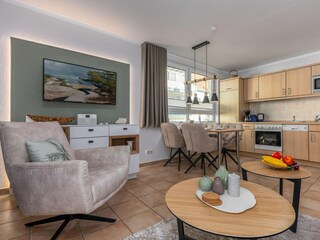 Wohnbereich mit Sofa und Essbereich