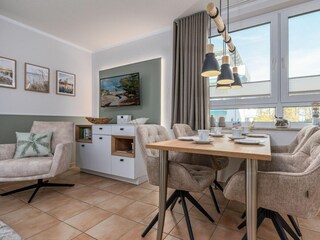 Wohnbereich mit Sofa und Essbereich