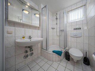Bad mit Dusche und WC