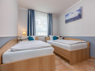 Schlafzimmer mit zwei Einzelbetten