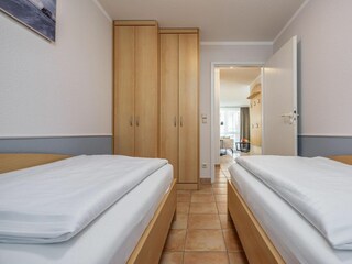 Schlafzimmer mit zwei Einzelbetten