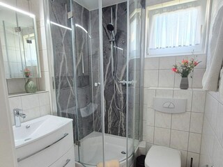 Badezimmer mit Dusche