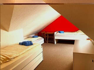 Schlafzimmer 2 mit 2 oder 3 Einzelbetten