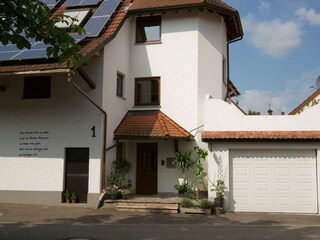 Eingangsbereich / Parkplatz