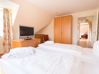 Schlafzimmer II mit TV