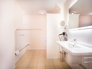 Bad II mit Dusche und Badewanne