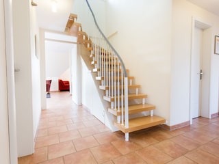 Flur mit Treppe ins 2.OG