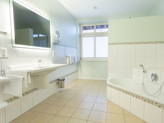 Badezimmer mit Badewanne und Dusche