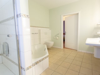 Badezimmer mit Badewanne und Dusche