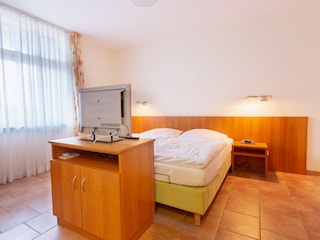 Schlafzimmer I mit TV