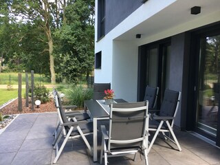 Terrasse umgeben von einem liebevoll angelegten Garten