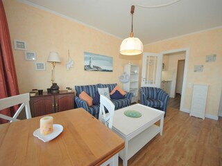 Wohnzimmer mit Esstisch und Couch