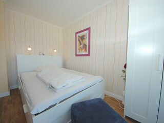das Doppelbett im Wohnraum