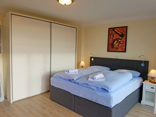 Schlafzimmer mit großzügigem Schrank