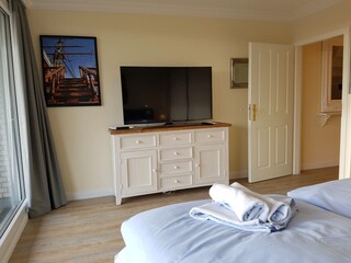 großer Flat-TV im Schlafzimmer
