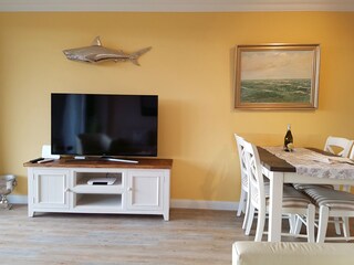 Wohnzimmer-TV und Esstisch
