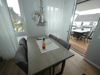 Esstisch mit Blick auf die Terrasse