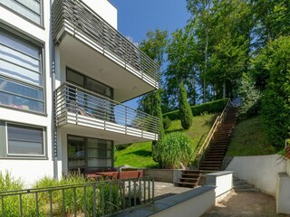Weg zur Poolanlage