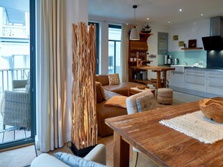 Wohnzimmer mit kleinem Balkon