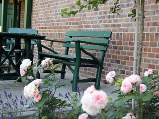 Sitzgruppe auf der Terrasse hofseitig