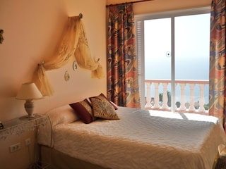 2. Schlafzimmer mit Terrasse zum Meer