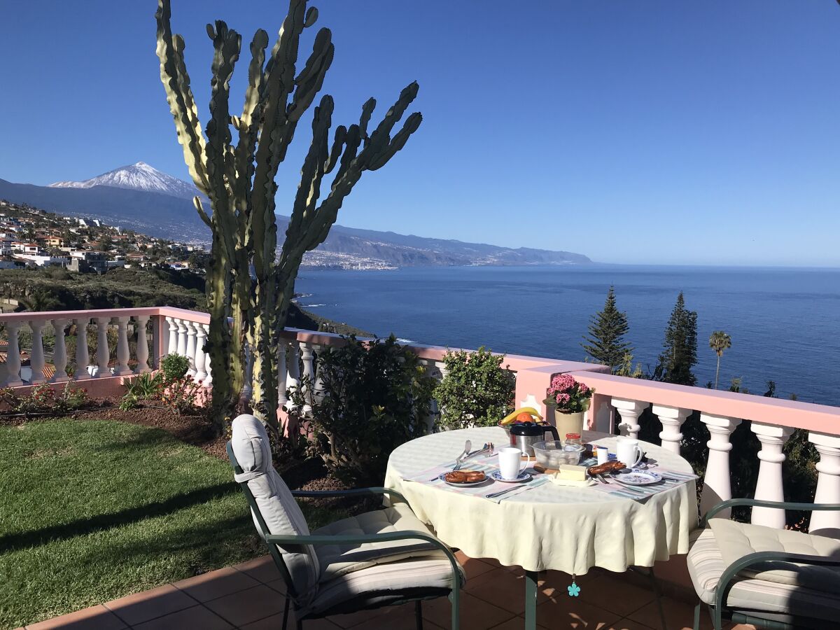 Das Frühstück auf der Terrasse genießen