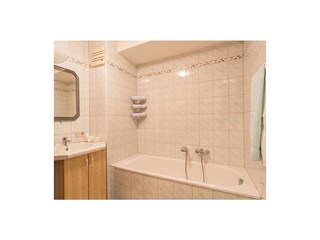 Bad mit Badewanne und separater Dusche