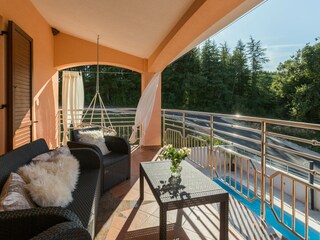 Terrasse mit Blick ans Pool