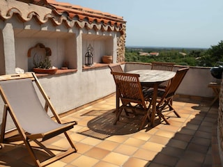 Schöne Terrasse mit Blick auf die Ebene und das Meer