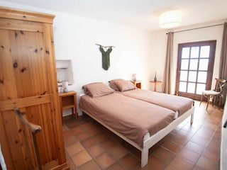 Durch die Tür geht es auf die kleine untere Terrasse