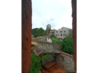 Der Blick von oben auf die Terrasse und übers Dorf