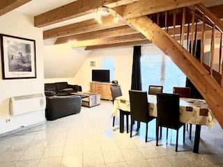 Wohn-/Essbereich mit Blick auf den Balkon